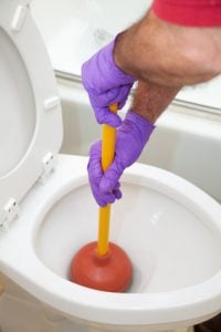 Métodos para desentupimento de vaso sanitário