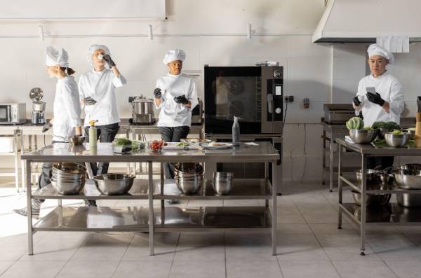 Minha-empresa-tem-cozinha-industrial-como-prevenir-entupimentos-e-pragas