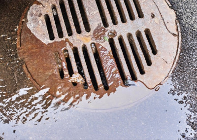 o-que-fazer-quando-o-esgoto-comeca-a-voltar-pelo-ralo